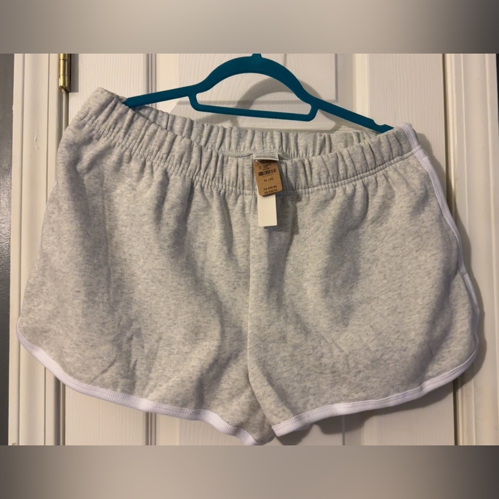 NEW WITH TAGS 
VICTORIA SECRET FLEECE SHORTS

Size: XL